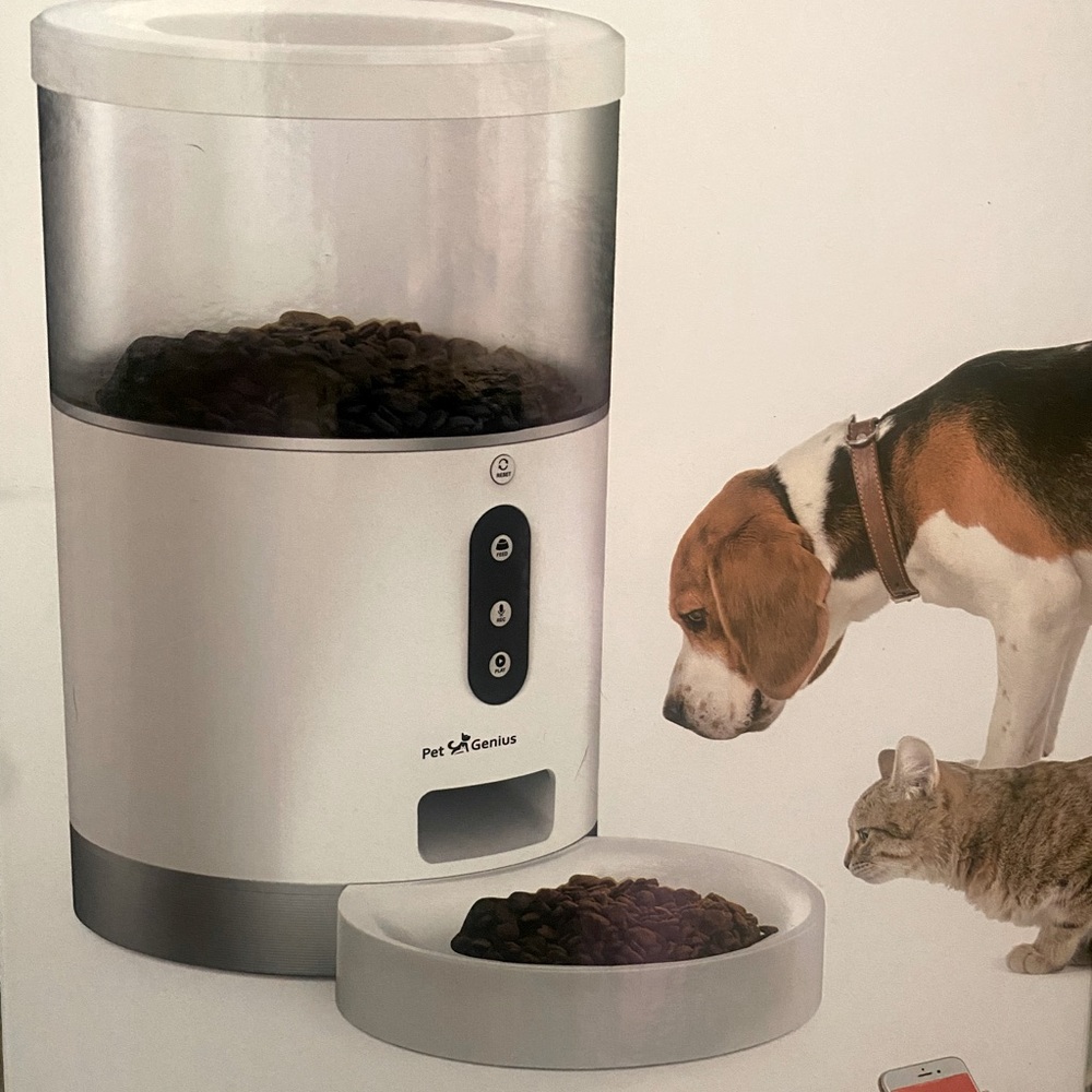 Pet Genius Smart Feeder WiFi App Voice Message Dual Power Pet Dog Cat Bird NEW - Picture 1 of 10